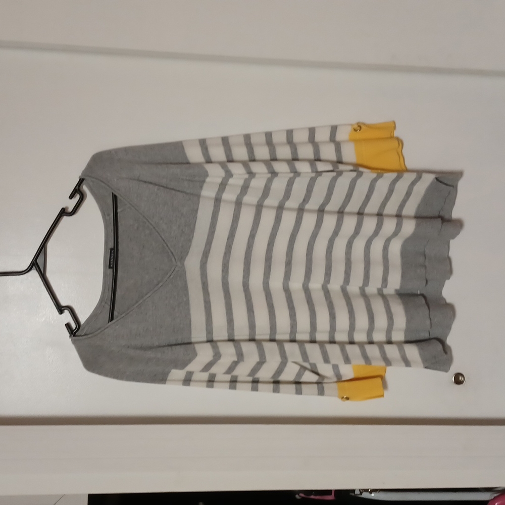 Hannah gray and white v-neck pullover sweater with 3/4 length sleeves